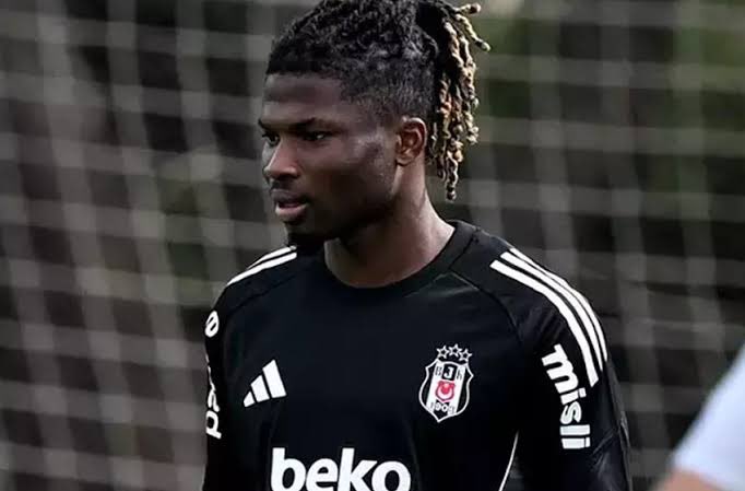 Bu adamda gizli bir Aura var.. leblebi gibi gol atacak hissi veriyor.