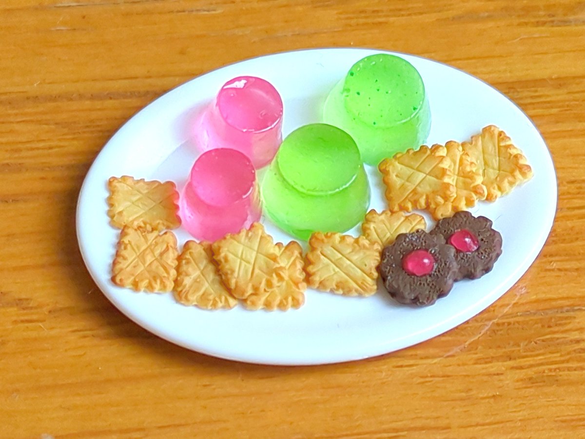 drop2861's tweet photo. 銭婆のゼリーとクッキー🍪

#千と千尋の神隠し  #ジブリ  #ミニチュアフード  #粘土 https://t.co/YHGBIXGmXC