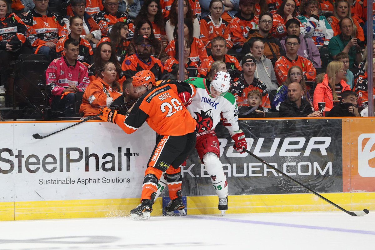 Face At The Plexi tweet media