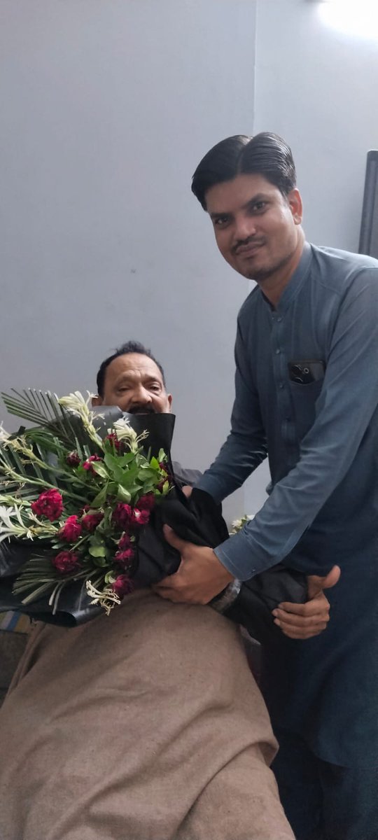MIqbalRW's tweet photo. کچھ دنوں سےطبیعت ٹھیک نہیں ہے_پیرکومیرا آپریشن ہے۔ میرے ہمدرد دوست،عزیز،رشتہ دار، ساتھی، پارٹی ورکرز میرے گھر آئے۔ جنہوں نے آکر یا فون پرخیریت دریافت کی، سب کادل سے شکر گزار ہوں۔اللہ سب کوخوش رکھے۔دعا کریں کہ آپریشن کامیاب ہوزندہ رہاتو پھر ملیں گے۔سب کےلیے دعااوربہت ساراپیار۔ https://t.co/a4ZNUfEves