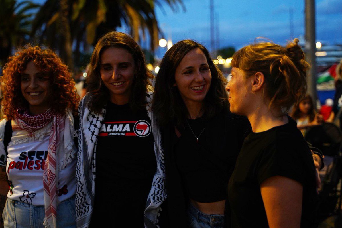 PODEMOS's tweet image. Hoy @ionebelarra ha estado junto a las compañeras que mañana zarpan desde Barcelona, en la @GlobalSumudF, poniendo el cuerpo para frenar el asedio en Gaza en el mayor acto de solidaridad con Palestina. La gente decente siempre en el lado correcto de la historia.
