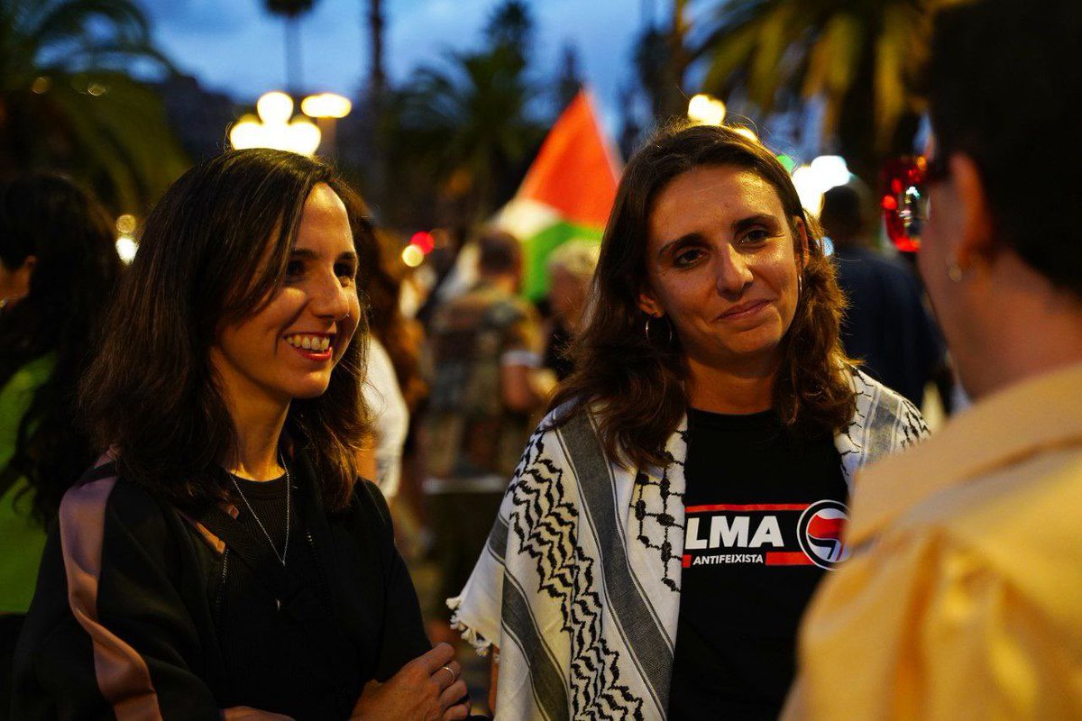 PODEMOS's tweet image. Hoy @ionebelarra ha estado junto a las compañeras que mañana zarpan desde Barcelona, en la @GlobalSumudF, poniendo el cuerpo para frenar el asedio en Gaza en el mayor acto de solidaridad con Palestina. La gente decente siempre en el lado correcto de la historia.