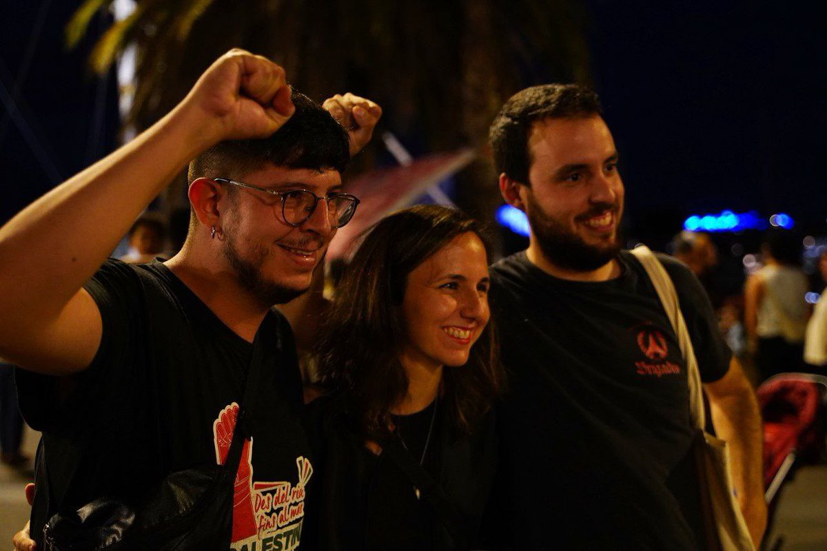 PODEMOS's tweet image. Hoy @ionebelarra ha estado junto a las compañeras que mañana zarpan desde Barcelona, en la @GlobalSumudF, poniendo el cuerpo para frenar el asedio en Gaza en el mayor acto de solidaridad con Palestina. La gente decente siempre en el lado correcto de la historia.