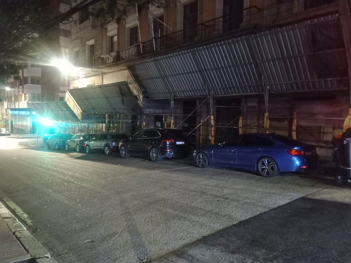 Lo normal sería tener una parada de Taxis con Taxis, para la gente que sale de los garitos de la zona, q pueda volver a casa sin problemas; estando los egoístas sin usar el parking de la Plaza de Vigo. Tenemos uno de los mejores transportes públicos de España según Inés Rey.