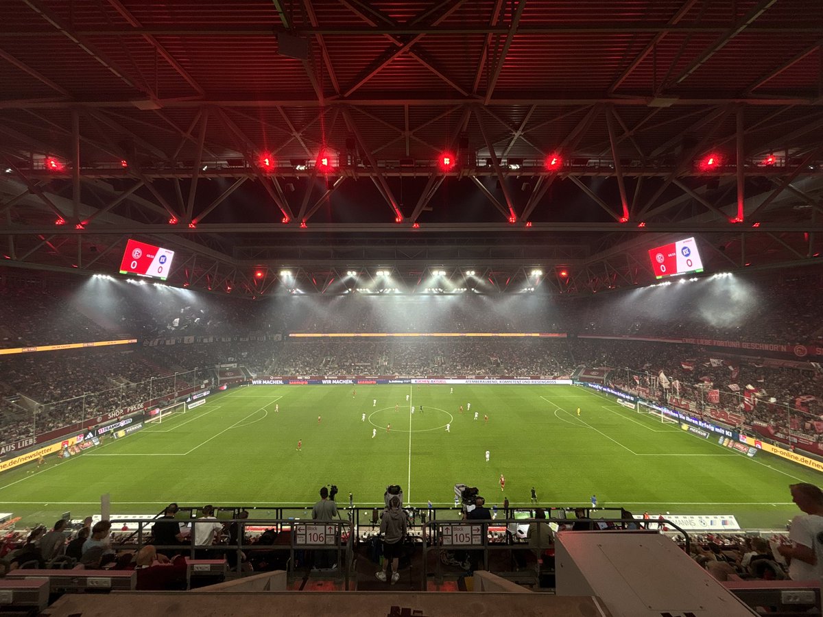 LeFussballMedia's tweet photo. OUI : 5️⃣1️⃣ 5️⃣0️⃣0️⃣ spectateurs ce soir pour ce choc de 2.Bundesliga ! 🇩🇪❤️ https://t.co/pImdOdoyM6