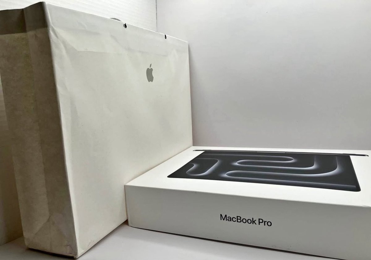 Apple MacBook Pro 16" M4 Max - 8TB SDD - 128GB RAM. 

Price 77,000ghc including delivery to your location.

WhatsApp 0550341226