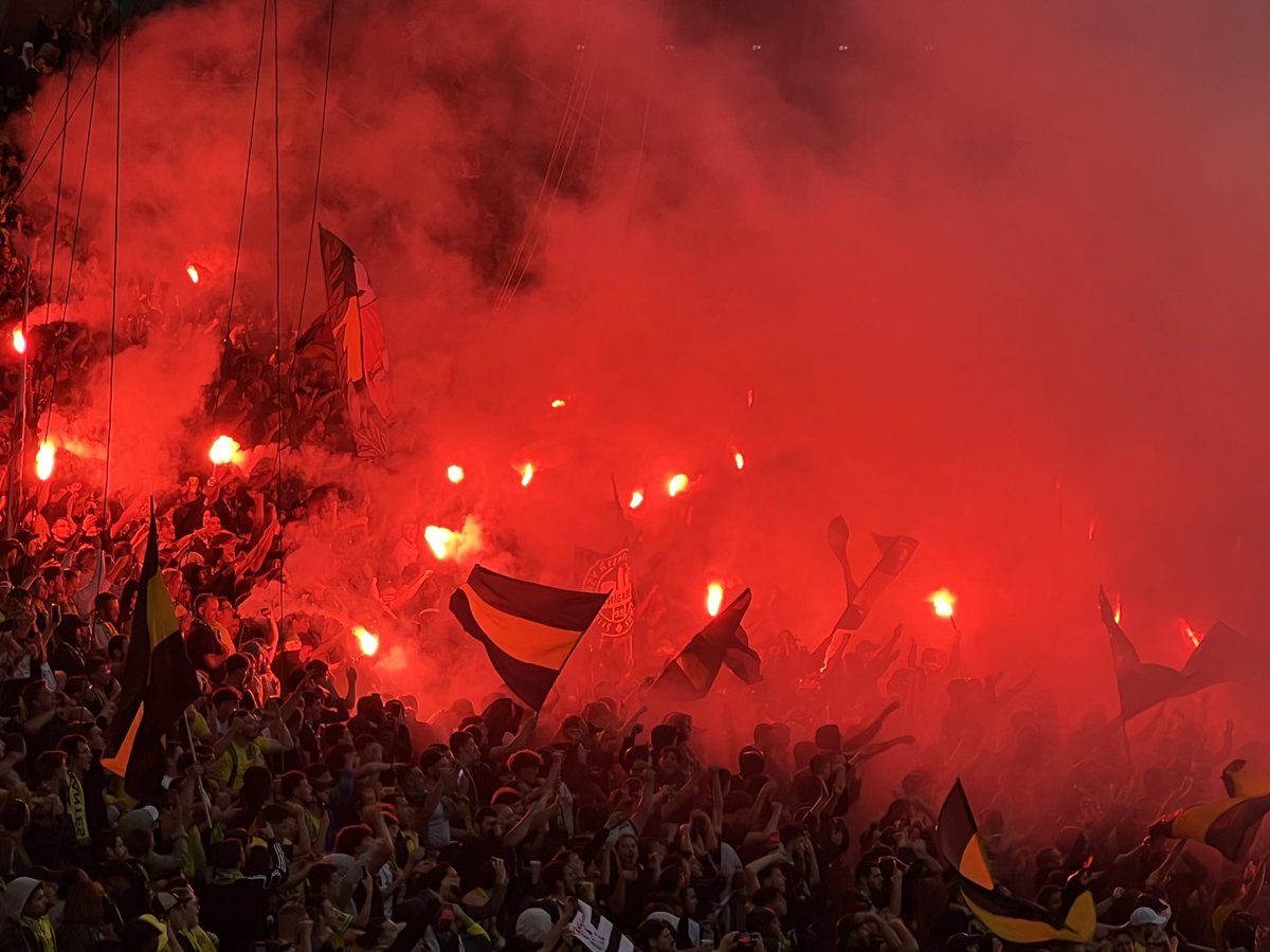 La pyro, c’est l’heure de la pyro 🔥 #fcnaja