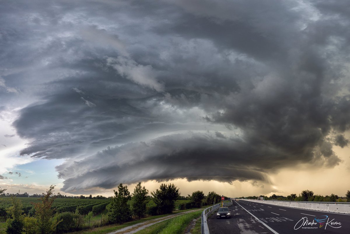 Yesterday, August 29th, 2025, we had an intense but pleasant chase of this long-lived supercell across the Veneto region, north of Italy. Once we blasted through the RFD, nature paid us with this majestic view!