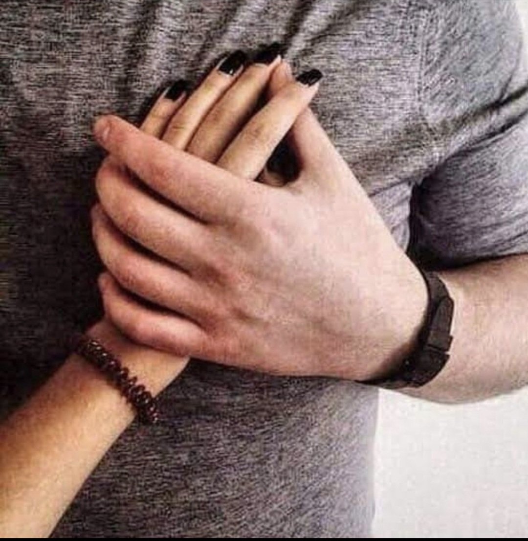 Bana can olan sensin
Sol yanımda atan sensin 
Bir tebessümünle çoğalır suskunluğum
Bakışınla çözülür tüm kör düğümlerim
Adın geçince dünya bile susar içimde
Ben seni içimde büyüttüm de
Kimselere anlatamadım
Zaman sensiz aktıkça eksilerim
Ve her geçişinde ömrüme seni eklerim 💞