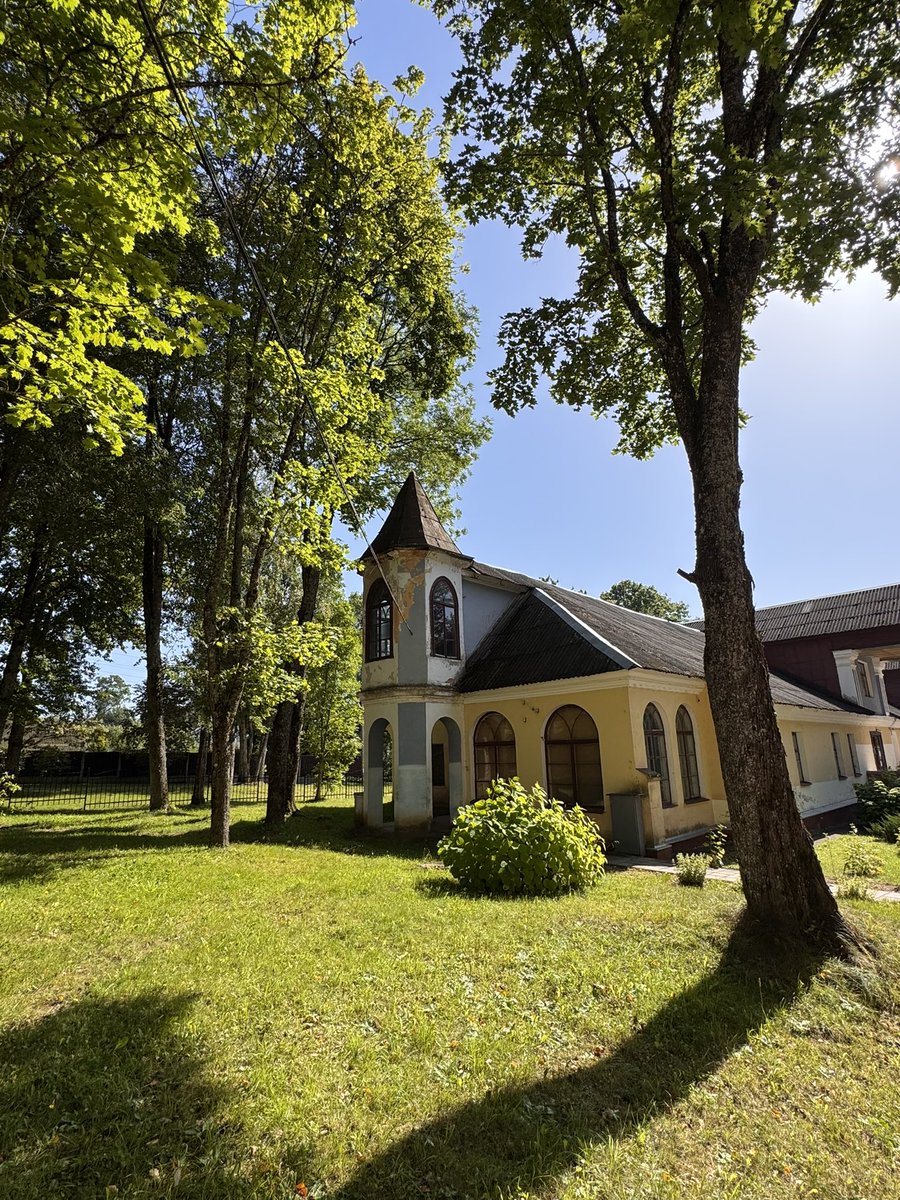 Ни одни выходные не можем сидеть дома, как приехали с нашего летнего, огромного путешествия.
Сегодня катались по Минской области, целый день +30, жара, и как же мне такое нравится. 🥰