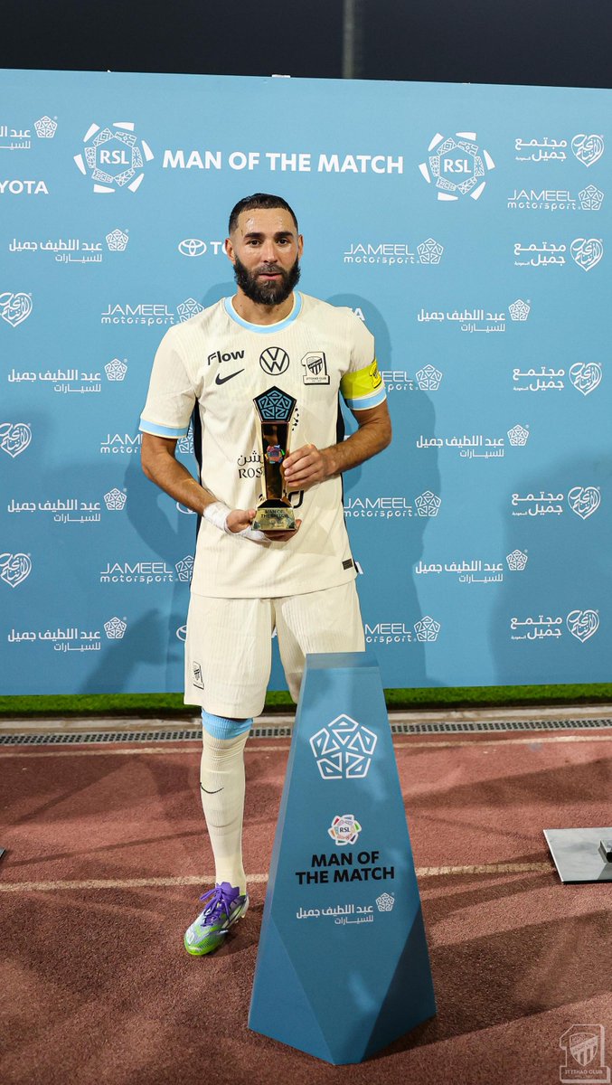 ittihad's tweet photo. 👏الأسطورة @Benzema يتسلم جائزة أفضل لاعب في المباراة وكرة الهاتريك ⚽️☝️
#الاتحاد_الأخدود https://t.co/0fF31w974F