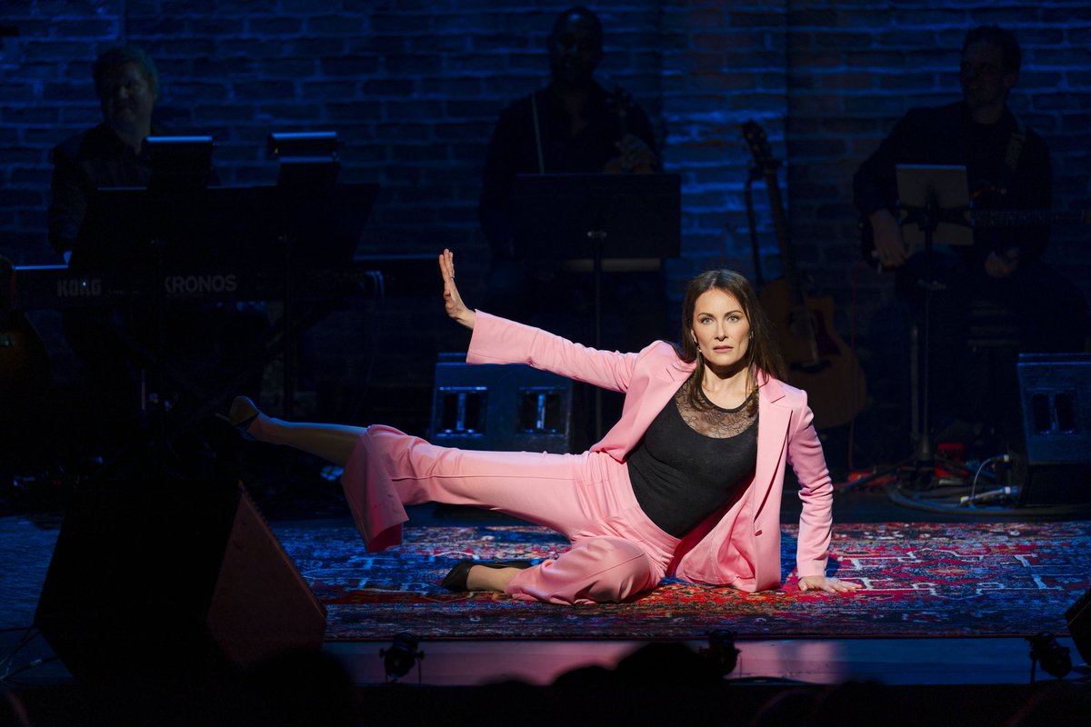 MusicalMayorPod's tweet photo. 🚨NEW EPISODE🚨 Back from the break with Broadway Superstar Laura Benanti! We discuss her new show Laura Benanti: Nobody Cares, plus her fave musicals of all time, from The Sound of Music to The Book of Mormon via the complete catalogue of Sondheim. Link in bio.

@MusicalTheatreR https://t.co/o6def5NrxB