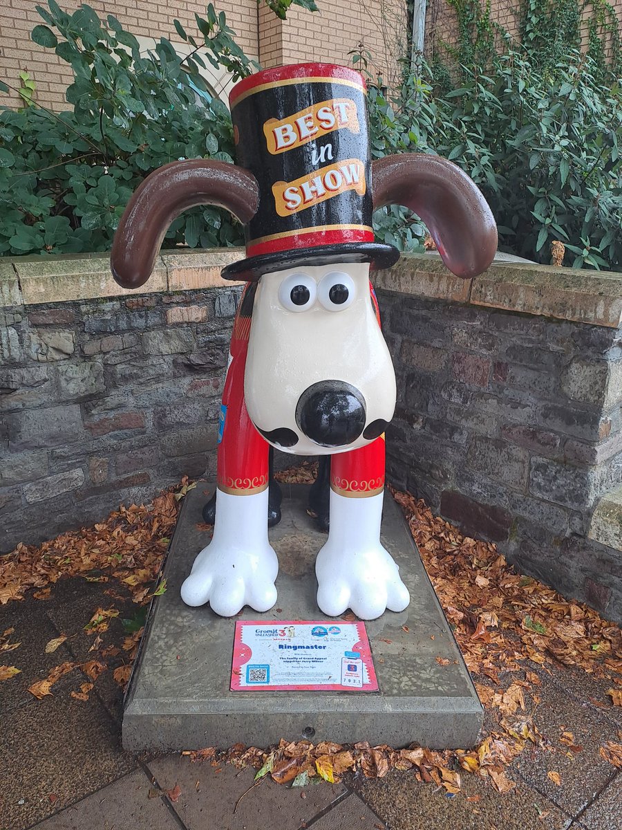 bolton_jinks's tweet photo. A final bit of @GromitUnleashed spotting in rather different weather to what we've been used over the summer. Mixed it up by driving, then walking and driving again to the sculptures, while allowing my wife to stop off for Piña Coladas at Revolution.🌞🐶🍹💖#GromitUnleashed3 #GU3 https://t.co/AkO42wJEda