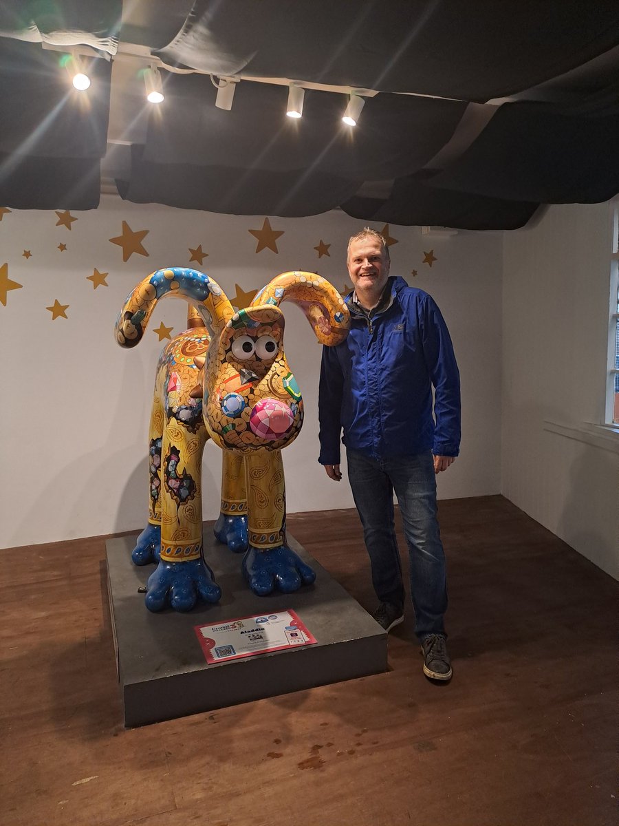 bolton_jinks's tweet photo. A final bit of @GromitUnleashed spotting in rather different weather to what we've been used over the summer. Mixed it up by driving, then walking and driving again to the sculptures, while allowing my wife to stop off for Piña Coladas at Revolution.🌞🐶🍹💖#GromitUnleashed3 #GU3 https://t.co/AkO42wJEda