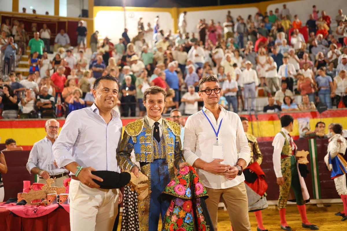 🏆 ¡𝐉𝐀𝐕𝐈𝐄𝐑 𝐓𝐎𝐑𝐑𝐄𝐒 “𝐁𝐎𝐌𝐁𝐈𝐓𝐀”, 𝐓𝐑𝐈𝐔𝐍𝐅𝐀𝐃𝐎𝐑 𝐃𝐄𝐋 𝐂𝐈𝐂𝐋𝐎 𝐃𝐄 𝐍𝐎𝐕𝐈𝐋𝐋𝐀𝐃𝐀𝐒 𝐒𝐈𝐍 𝐏𝐈𝐂𝐀𝐃𝐎𝐑𝐄𝐒 𝐃𝐄 𝐂𝐀𝐍𝐀𝐋 𝐒𝐔𝐑!

🤟🏻 El sevillano ha paseado cuatro orejas en la final de Villacarrillo y ha sido declarado triunfador del certamen.