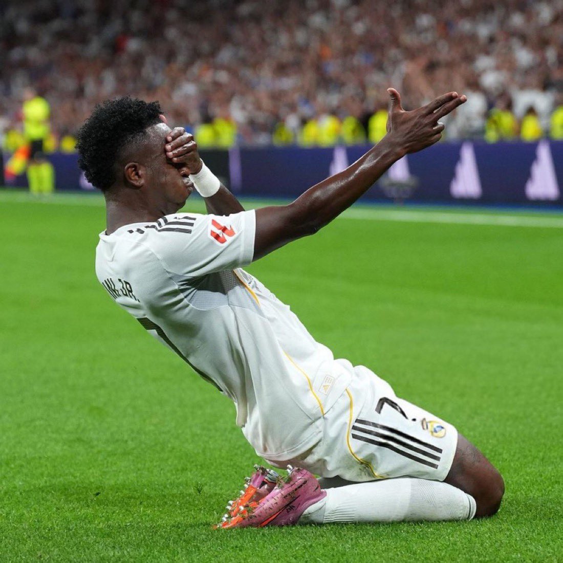 📊 Vinícius Júnior at Half-Time vs Mallorca:
⭐ Rating: 8.0
⚽ 1 Goal
🎯 2 Key Passes
✅ 28/33 Passes (85%)
👟 45 Touches
🥅 2 Shots on Target
🪄 1/2 Successful Dribbles
💪 2/4 Ground Duels Won
🔒 1 Tackle

🔥 Big impact in just one half.