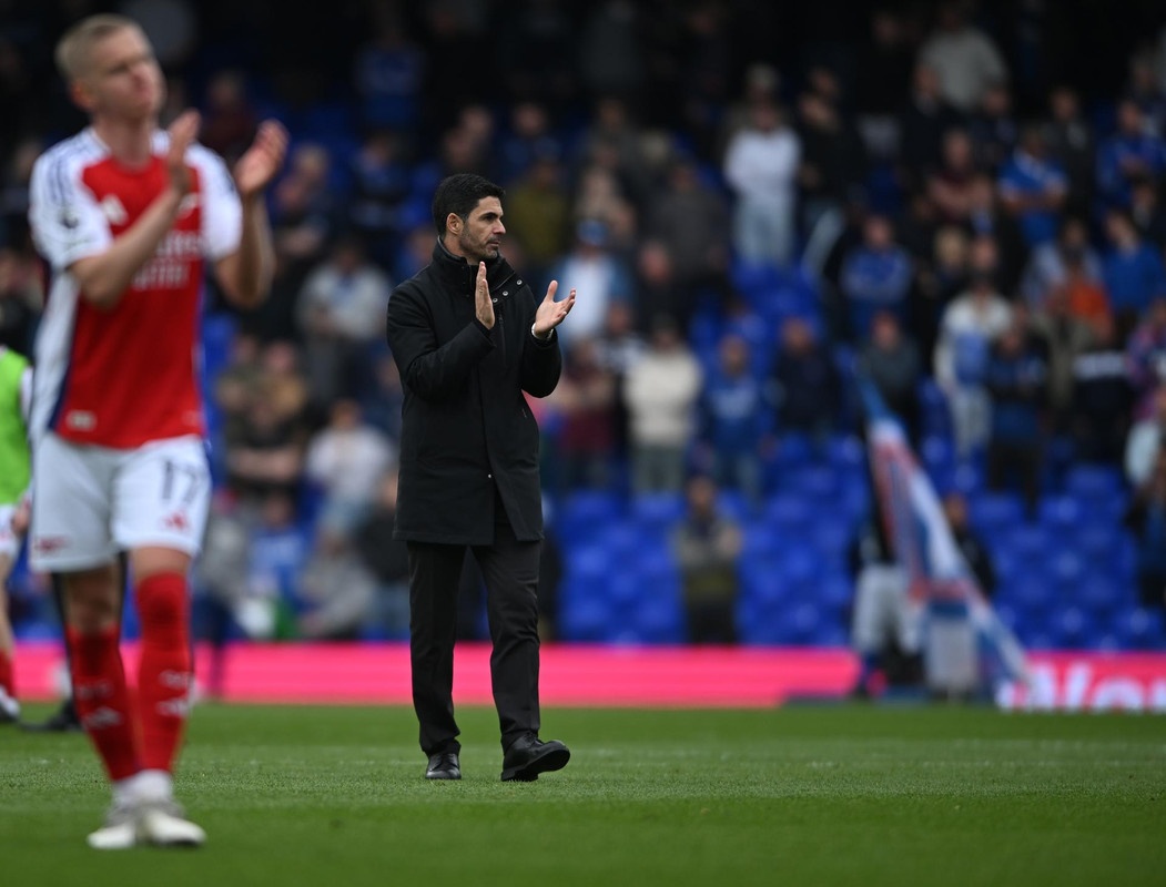 O Arsenal não vence em Anfield desde 2012! 🔴⚽ Foram 15 jogos sem triunfo.  Na última vitória, gols de Podolski e Cazorla — e Arteta em campo. Agora,  como técnico, ele busca, image size:1051x800