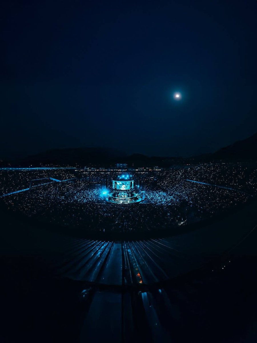 BlacktoeTV's tweet photo. Scorpion Kings shut down Loftus Versfeld with a SOLD OUT show! 🔥 51,762 fans vibing to Amapiano all night with epic performances by @djmaphorisa, @KabzaDeSmall_, @davido &amp; @MafikizoloSA. Pure energy! 🎶 #ScorpionKings #Amapiano #LoftusVersfeld #SouthAfricaMusic https://t.co/br9WXMlm2H