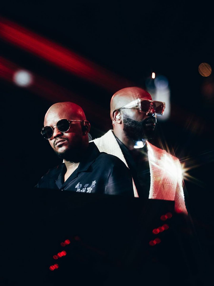 BlacktoeTV's tweet photo. Scorpion Kings shut down Loftus Versfeld with a SOLD OUT show! 🔥 51,762 fans vibing to Amapiano all night with epic performances by @djmaphorisa, @KabzaDeSmall_, @davido &amp; @MafikizoloSA. Pure energy! 🎶 #ScorpionKings #Amapiano #LoftusVersfeld #SouthAfricaMusic https://t.co/br9WXMlm2H