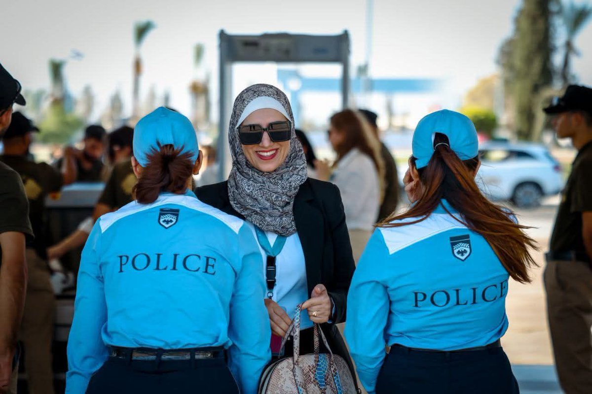 "Syria is ruled by #ISIS"

The police 🚨 in Syria 🇸🇾: