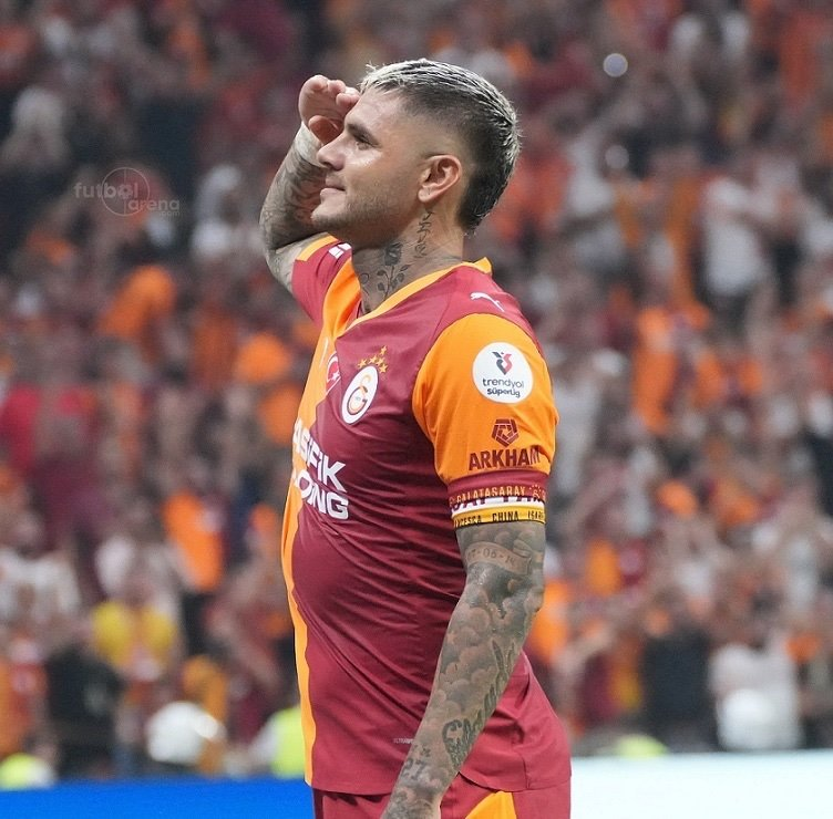 Mauro Icardi, attığı gol sonrası asker selamı verdi.