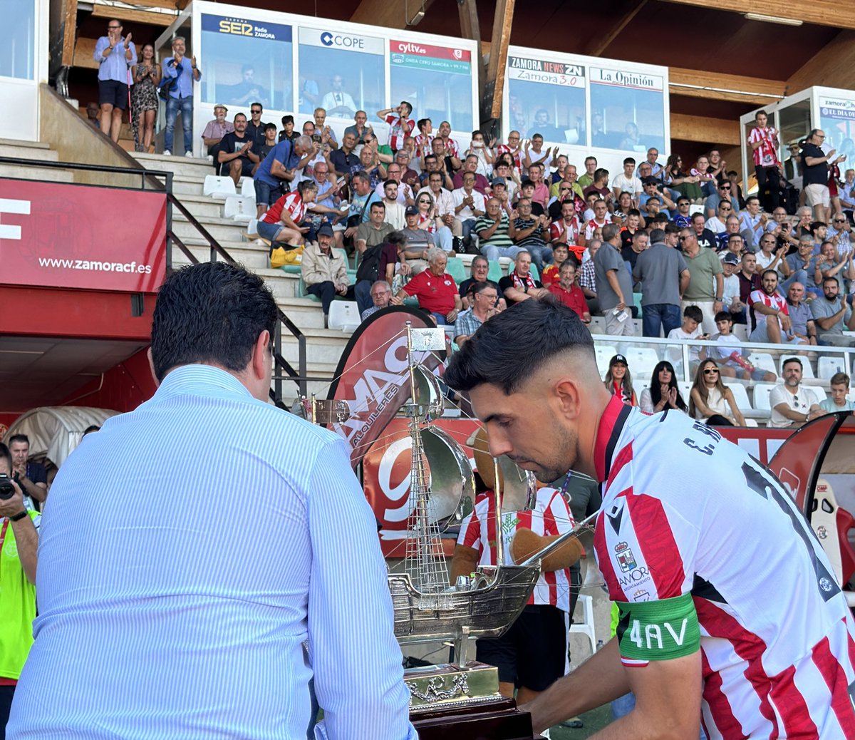 ZCF👏🏼♥️|

Antes de que comenzara el primer encuentro de liga, el Zamora CF ofreció a la afición el Trofeo Colombino conseguido en pretemporada👏🏼🤩

#VamosMiZamora