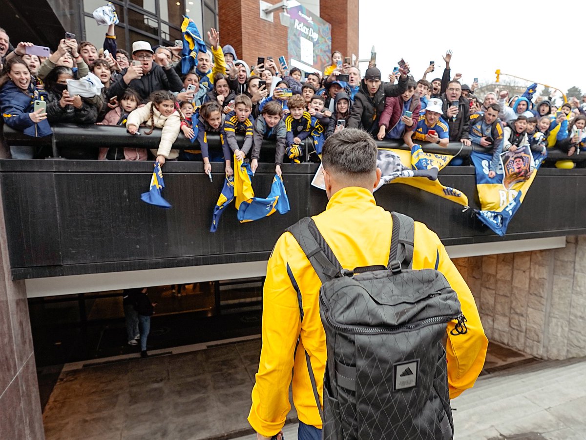 BocaJrsOficial's tweet photo. La gente de Boca 💙💛💙 https://t.co/Nsfoj3iyAn