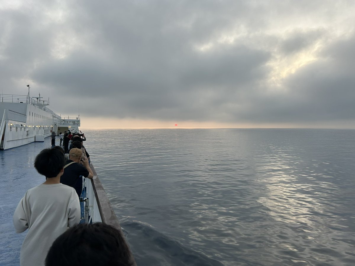 日の出なんて時々見てるのに、いつもより綺麗に見える🌅