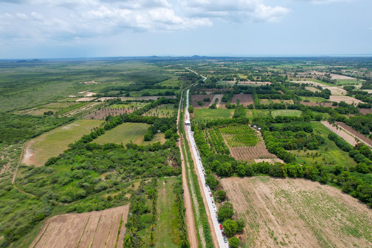 En San Pablo Huitzo, el gobernador <a href="/salomondrin/">Salomondrin 🤖</a> junto a nuestro titular <a href="/Moises_SalazarM/">Moisés Salazar Martínez</a> inauguraron la pavimentación con concreto hidráulico del entronque de la carretera Huajuapan de León - Oaxaca, así como la ampliación del puente vehicular sobre el río Atoyac.