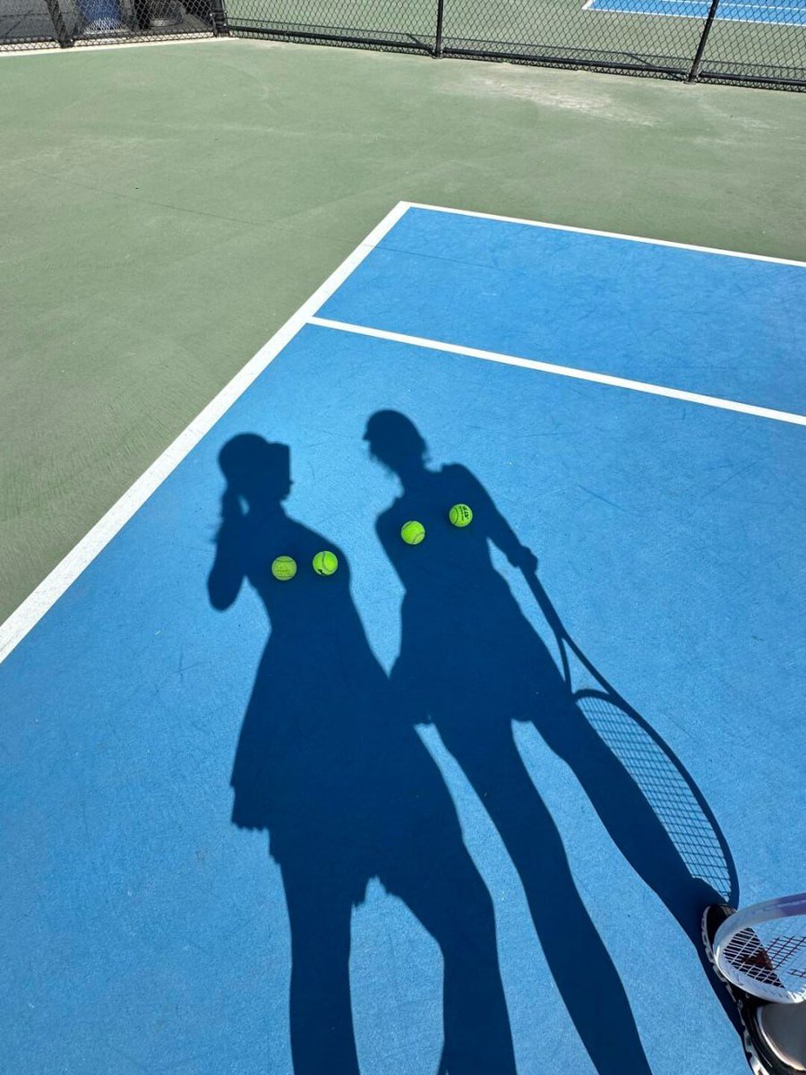 Alice198906158's tweet image. “Super cute tennis shadows moment—with tennis balls adding a fun touch. Loving this playful vibe on the court! 🎾🪞 #TennisShadows #CourtFun”