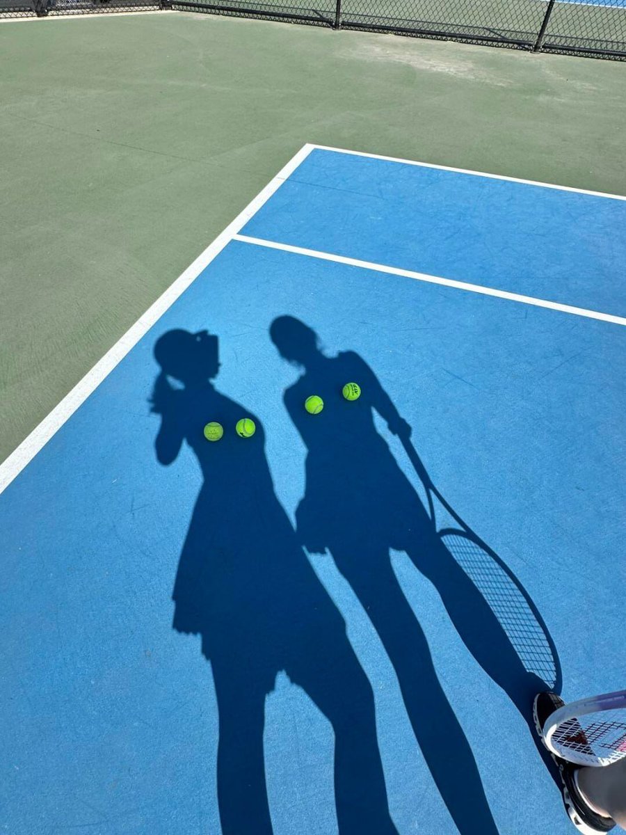 Alice198906158's tweet image. “Super cute tennis shadows moment—with tennis balls adding a fun touch. Loving this playful vibe on the court! 🎾🪞 #TennisShadows #CourtFun”