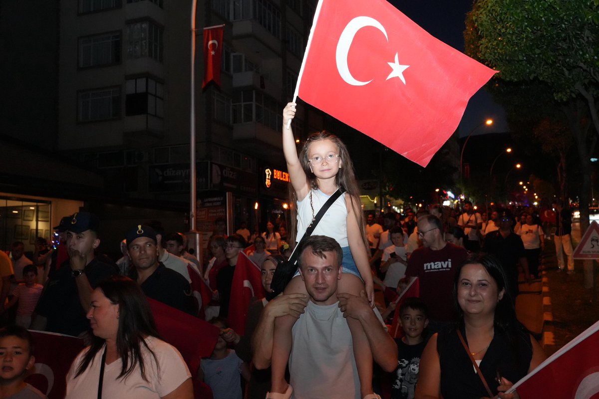 Safranbolu’da 30 Ağustos Zafer Bayramı Fener Alayı
Safranbolu Kaymakamlığı himayesinde, Gençlik ve Spor İlçe Müdürlüğü’nce düzenlenen fener alayı; protokol, STK, halk ve gençlerimizin katılımıyla Aslanlar Mevkii’nden başlayıp Misak-ı Milli Demokrasi Meydanı’nda sona erdi.