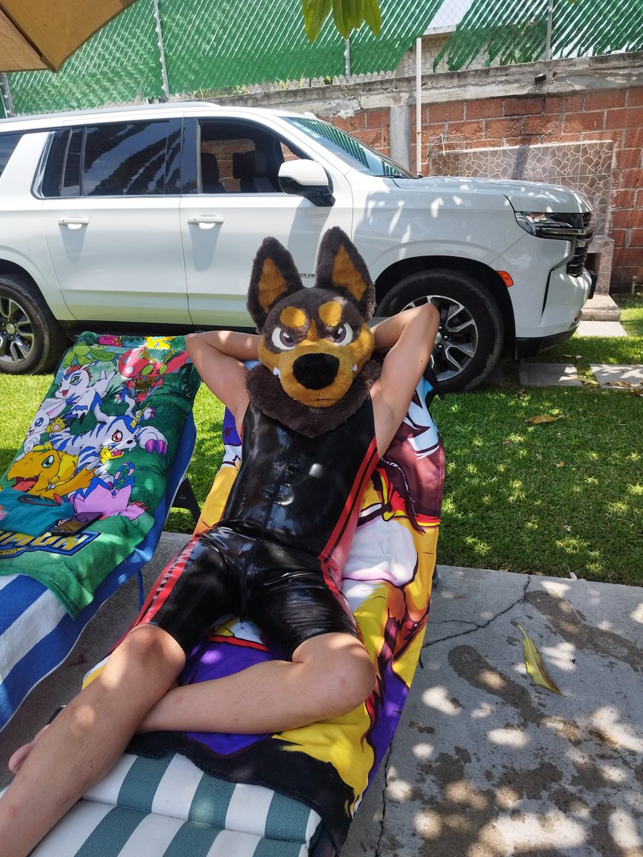 #squeakysaturday Enjoying a little vacation in rubber, wanna come and sniff?