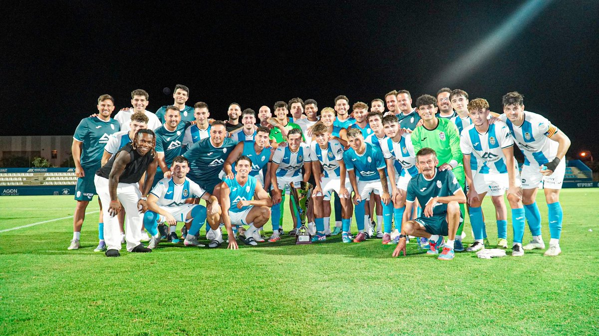 Foto d’equip amb es trofeu 🏆

#GlòriaATB