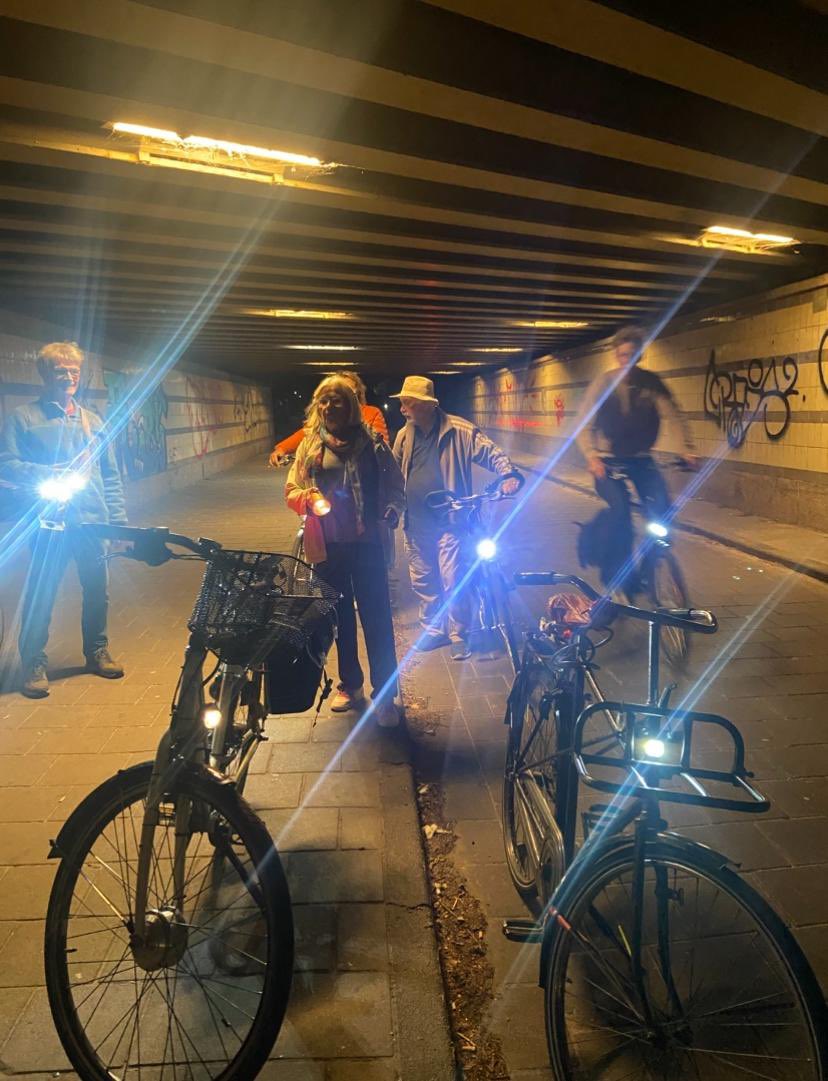 Met de buren in een creepy tunneltje waar wij vrouwen ook ‘s nachts veilig doorheen moeten kunnen rijden. Want #denachtisookvanons #dolleminas #lichtaan