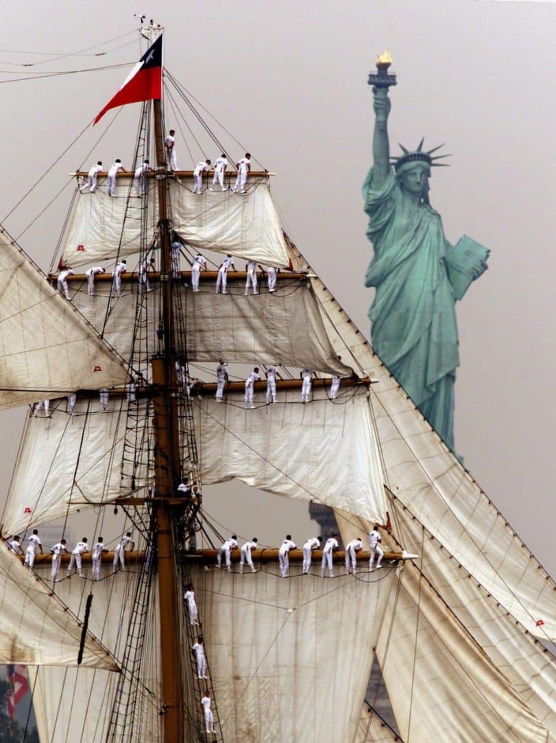 🇨🇱🗽| B.E Esmeralda ingresando a Nueva York por el río Hudson (2000).