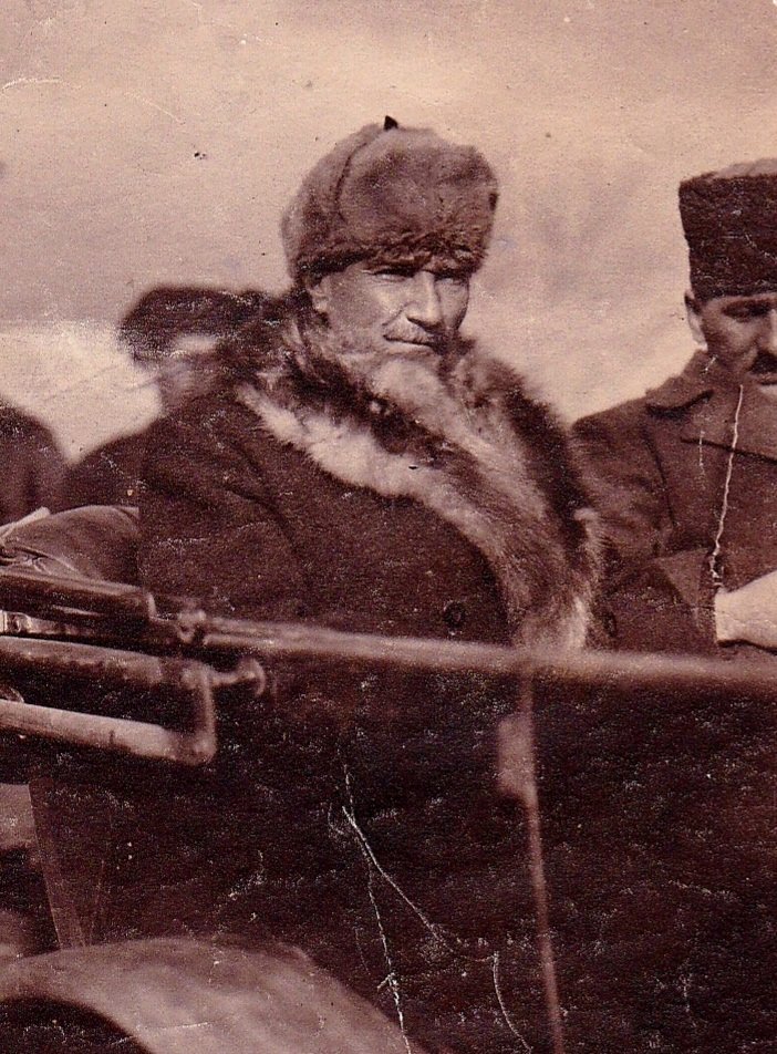 Yolunda yürüyorum, Bağlıyım devrimlerine
Her gün, "Türk'üm" diyorum
Göğsümü gere gere 🇹🇷🇹🇷🇹🇷