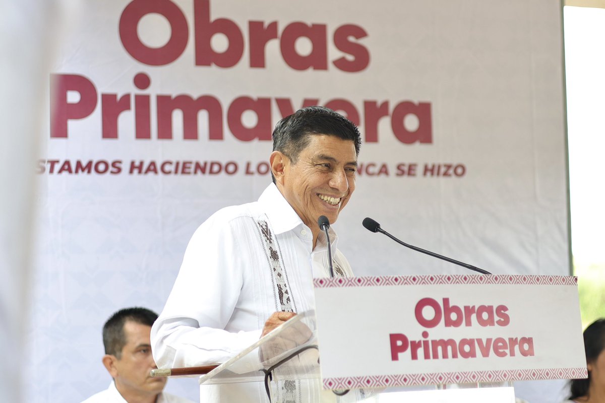 CON OBRAS PRIMAVERA, MEJORAMOS LA INFRAESTRUCTURA CARRETERA Y REDUCIMOS LA POBREZA EN SANTIAGO SUCHILQUITONGO

En compañía del titular de <a href="/CABIEN_Oax/">Caminos Bienestar</a>, Moisés Salazar Martínez, inauguramos la carretera con concreto hidráulico de Santa Cruz Lachixolana a Santiago Suchilquitongo,