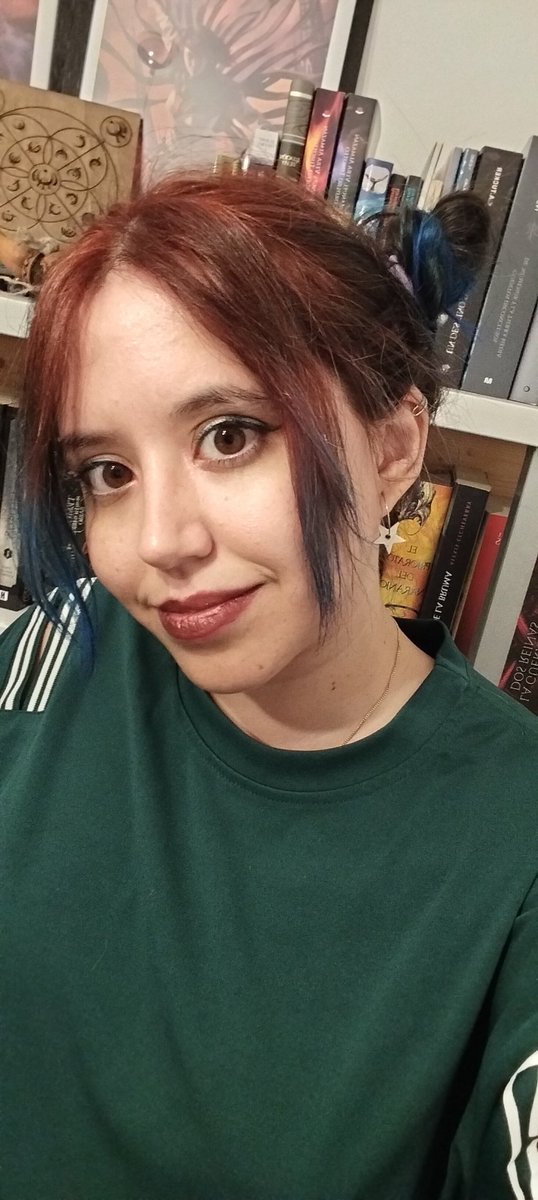 _CatMarx_'s tweet photo. Una se cambia de color del pelo y ya se cree guapa https://t.co/0J8ZgcQHtH