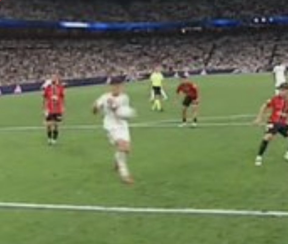 HoyEnDeportes4's tweet image. No es seguro si el gol de Arda Güler está bien anulado por mano, pero lo que sí que es seguro es que el árbitro no va a volver a pitar un partido del Madrid nunca más. ¡HALA MADRID!