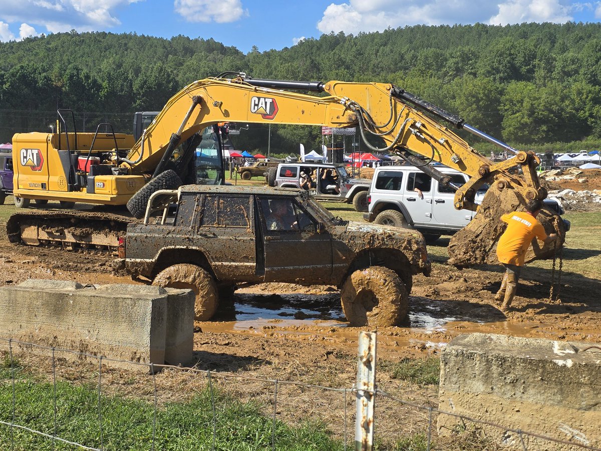 Joyce_Lupiani's tweet photo. Made it to #PickensCounty Sheriff's #JeepFest. It's their annual fundraiser for local kids. #jeeps #jeeplife https://t.co/S9tlpluAhJ