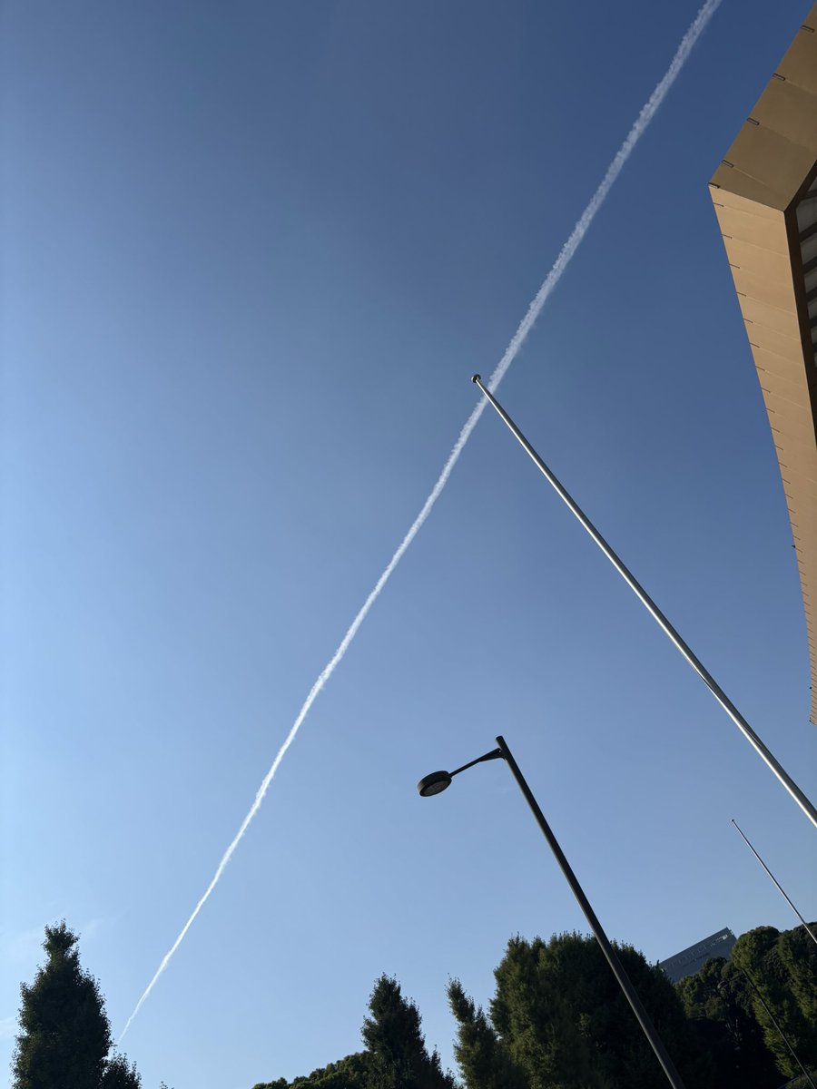 lov_ss227's tweet photo. 昨日、武道館の上空に
綺麗な1本の「ひこうき雲」が見えました。
しょーたがひこうき雲を出してから、空を見る回数が増えて、空を見る度にしょーたを思い出す。脳内から離れない存在。
@sshota0227 @SHOTA_MOBILE  #清水翔太 https://t.co/m56BURWwaV