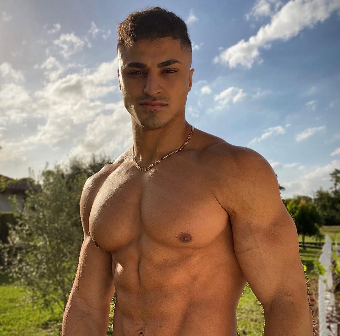 zaesmist's tweet image. what happened to hot men making jury.. like the last hot jury member was him

#bb27