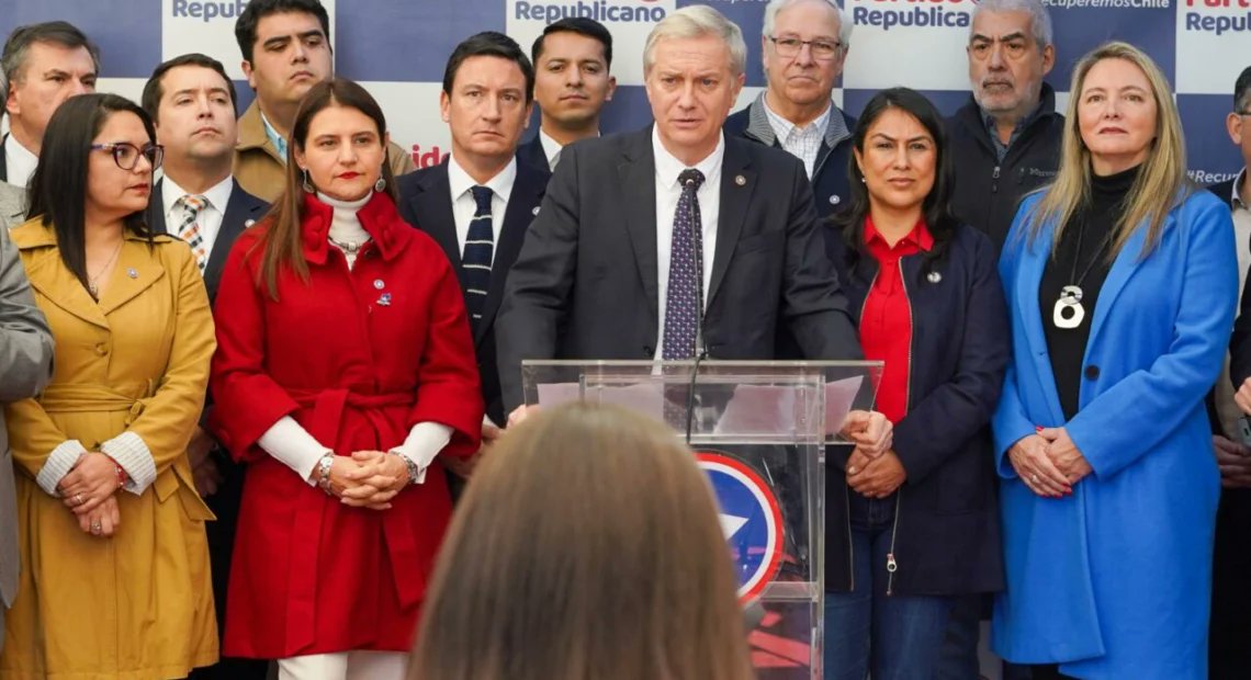 📉 Kast intenta mostrarse moderado, pero su programa lo delata: fichó a Bernardo Fontaine, el “superhéroe de las AFP”.

👉 Su plan es claro: blindar a las administradoras, debilitar la reforma previsional y mantener pensiones de miseria.

La disputa está en el centro, pero con