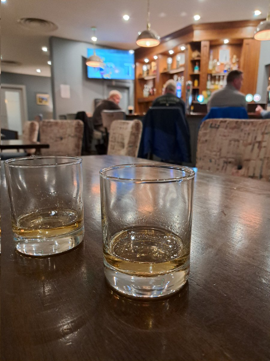 In een Ierse hotelbar, vol met dronken Ieren, aan de plaatselijke Ierse whiskey. Onze vakantie is officieel van start.