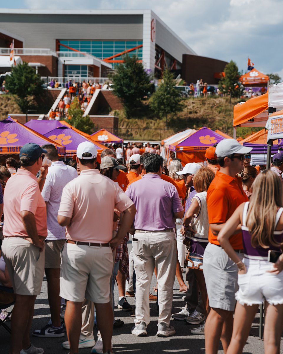 ClemsonTigers's tweet photo. It feels good to be back 🧡💜 https://t.co/02AsVKNIJh