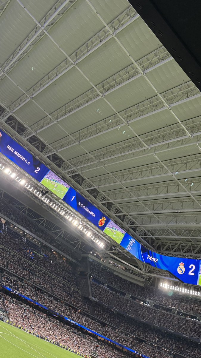 Me encantaría saber qué criterio sigue el <a href="/realmadrid/">Real Madrid C.F.</a> para abrir o cerrar la cubierta del Santiago Bernabéu. Creo recordar que el año pasado se jugaron TODOS los partidos con el techo cerrado. Y hoy, con la noche tan agradable que hace en Madrid, se podría hacer perfectamente.