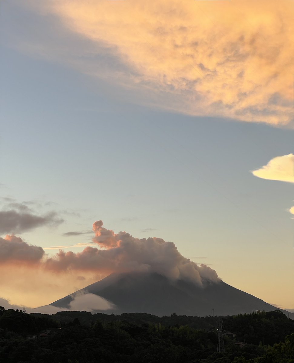 #おはようございます😊

夜が明けるのが少し遅くなり
季節が進んで来たのを感じる
朝でした🌅

お休みのかた愉しい休日を
お仕事のかた自分のペースを
大切に…☺️

8月もたくさんありがとう
ごさいました🙇‍♀️
ご縁に感謝です🙏

今日も健康第一❣️で よろしく
お願いします✨
#イマソラ
#桜島