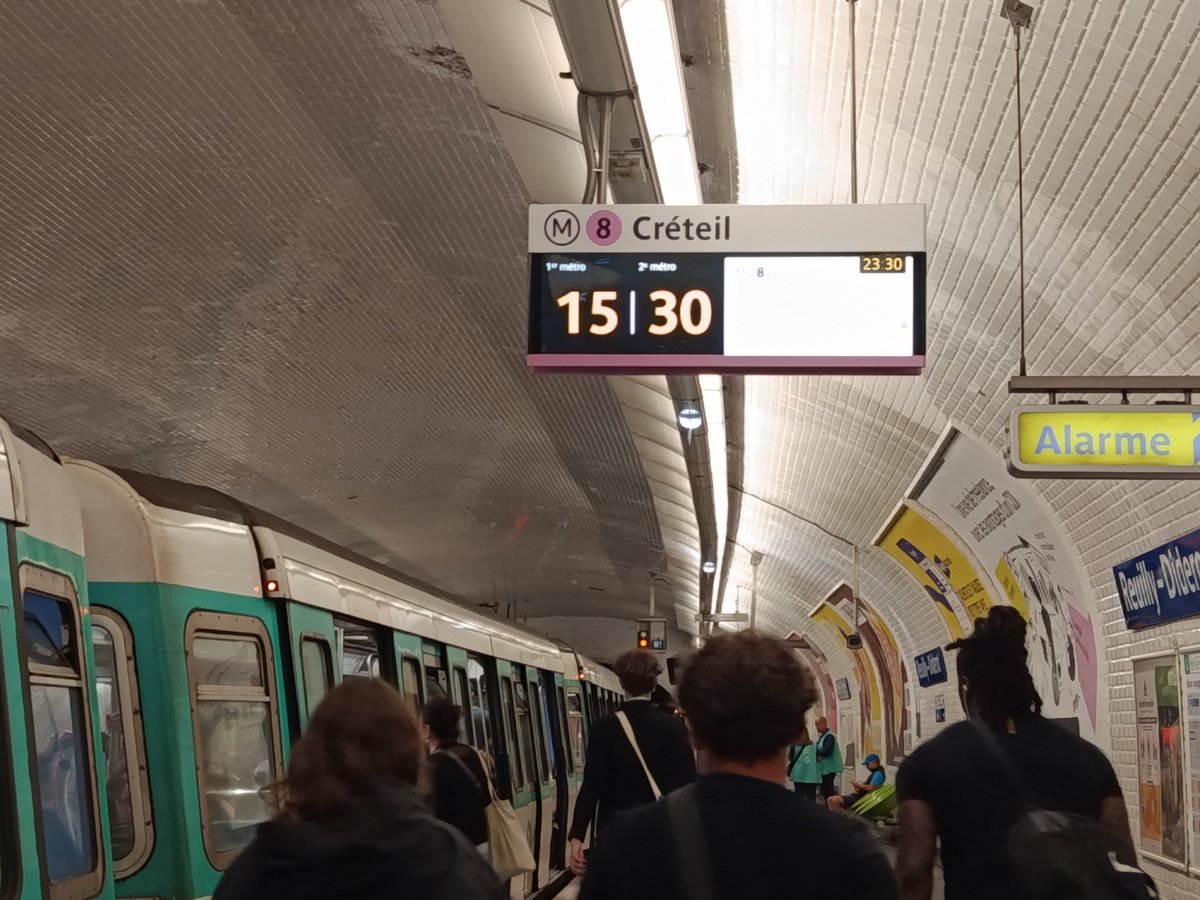 ValentinTrist's tweet photo. @Asso_usagersidf @ClientsRATP le métro est déjà plein. C'est quoi ce service ? https://t.co/alMc65EiQS