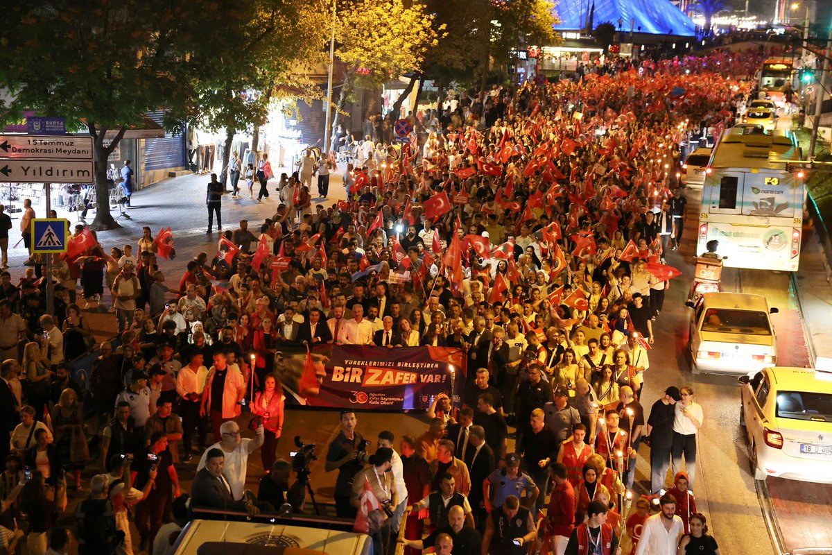 CHPGenclikBursa's tweet image. Bursa sokakları, binlerce yüreğin aynı coşkuda buluştuğu büyük zaferin ışığıyla aydınlandı.

30 Ağustos Zafer Bayramımız kutlu olsun! 🇹🇷

#ZaferBayramı #30Ağustos #Bursa